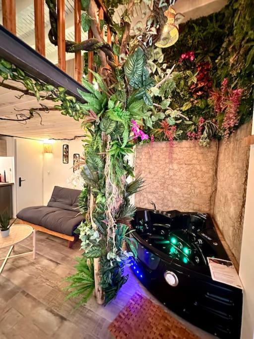 Jungle Avec Jaccuzi Au Coeur De *